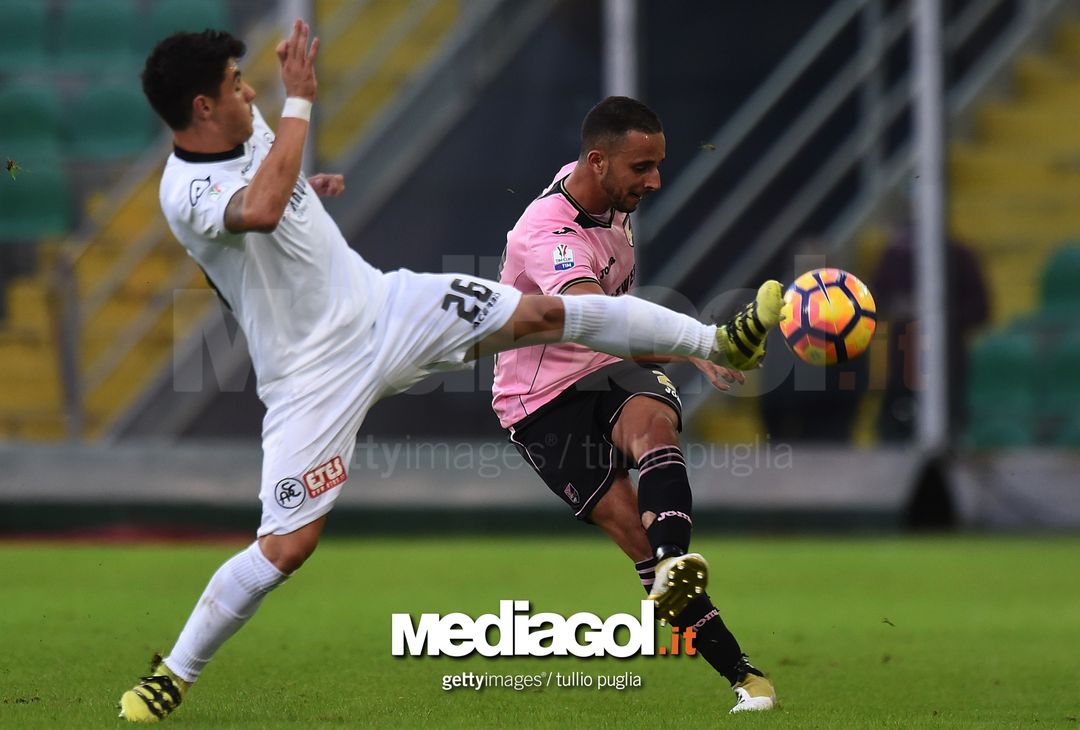  PALERMO, ITALY - NOVEMBER 30:  Ouasim Bouy (R) of Palermo kicks the ball as Giuseppe Mastinu of Spezia tackles during the TIM Cup match between US Citta di Palermo and AC Spezia at Stadio Renzo Barbera on November 30, 2016 in Palermo, Italy.  (Photo by Tullio M. Puglia/Getty Images) 