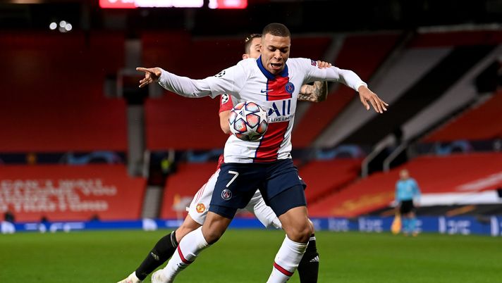 MANCHESTER, ENGLAND - DECEMBER 02: Kylian Mbappe of Paris Saint-Germain is challenged by Alex Telles of Manchester United during the UEFA Champions League Group H stage match between Manchester United and Paris Saint-Germain at Old Trafford on December 02, 2020 in Manchester, England. Sporting stadiums around the UK remain under strict restrictions due to the Coronavirus Pandemic as Government social distancing laws prohibit fans inside venues resulting in games being played behind closed doors. (Photo by Laurence Griffiths/Getty Images) MANCHESTER, ENGLAND - DECEMBER 02: Kylian Mbappe of Paris Saint-Germain is challenged by Alex Telles of Manchester United during the UEFA Champions League Group H stage match between Manchester United and Paris Saint-Germain at Old Trafford on December 02, 2020 in Manchester, England. Sporting stadiums around the UK remain under strict restrictions due to the Coronavirus Pandemic as Government social distancing laws prohibit fans inside venues resulting in games being played behind closed doors. (Photo by Laurence Griffiths/Getty Images)