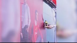 Manchester United, rimossa la gigantografia di Cristiano Ronaldo | VIDEO