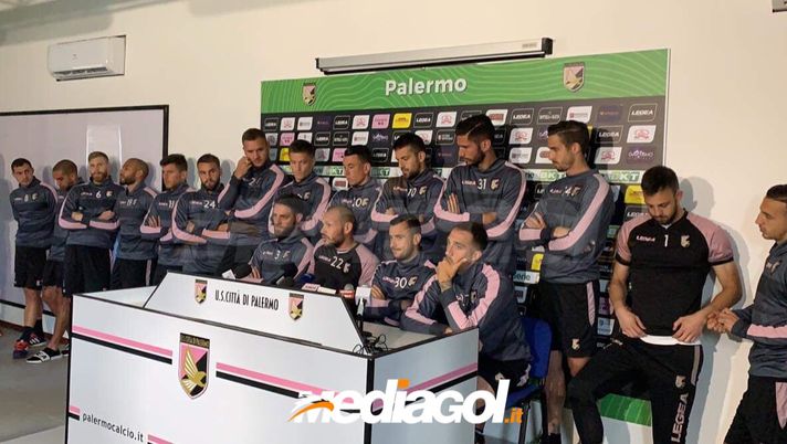 Palermo Calcio, dopo Camera interrogazione parlamentare anche al Senato. M5S: “Danno per i tifosi-consumatori, si valuta class action per risarcimento milionario” Palermo Calcio, dopo Camera interrogazione parlamentare anche al Senato. M5S: “Danno per i tifosi-consumatori, si valuta class action per risarcimento milionario”