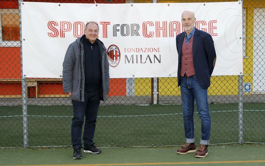 Stefano Pioli (allenatore AC Milan) all'incontro con i ragazzi del progetto 'Sport for Change' di 'Fondazione Milan' a Kayros | News (Getty Images) Pioli Fondazione Milan Sport for Change Kayros