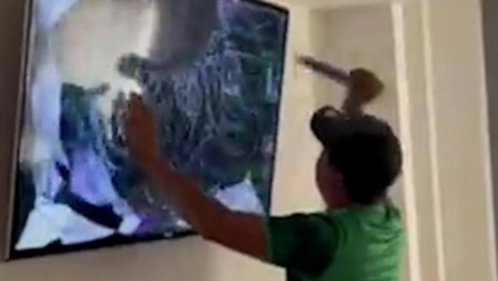 Messico eliminato, l’incredibile reazione di un tifoso: pugni e coltellate…al televisore Messico eliminato, l’incredibile reazione di un tifoso: pugni e coltellate…al televisore - immagine 1
