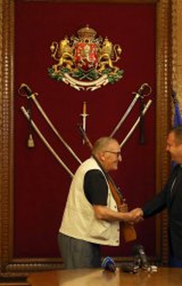 Il momento della premiazione per Penev Il momento della premiazione per Penev