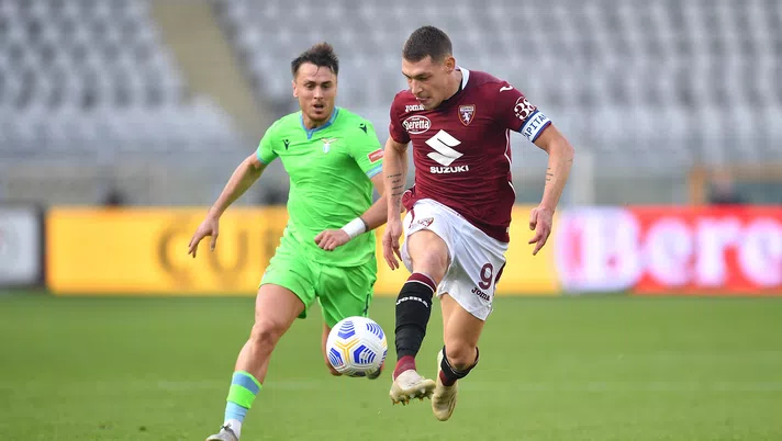 TURIN, ITALY - NOVEMBER 01:  Andrea Belotti of Torino FC controls the ball during the Serie A match between Torino FC and SS Lazio at Stadio Olimpico di Torino on November 1, 2020 in Turin, Italy.  (Photo by Valerio Pennicino/Getty Images)