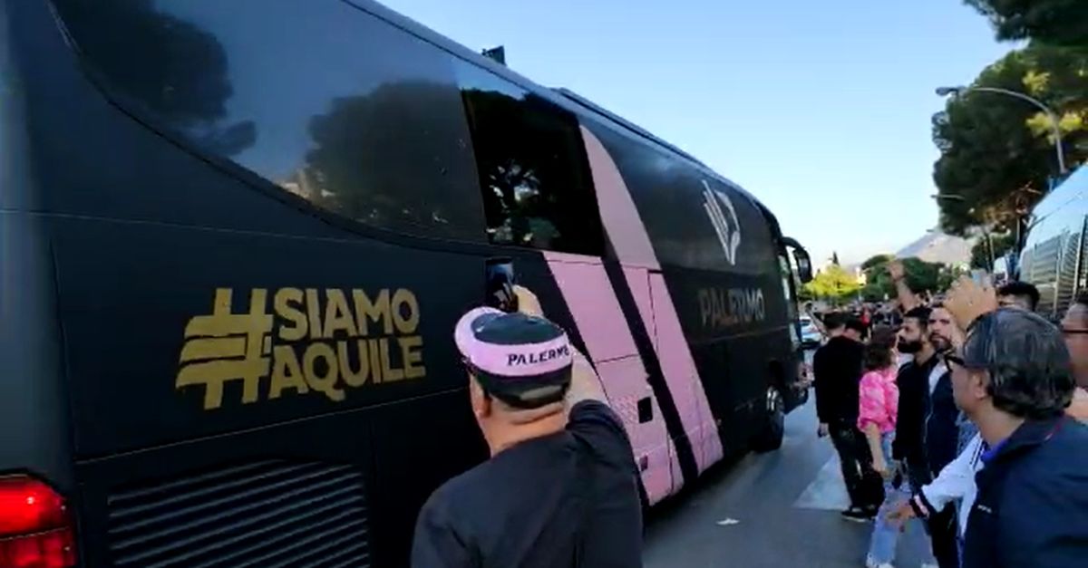 VIDEO Palermo Virtus Entella, arriva il pullman dei rosanero tra applausi dei tifosi