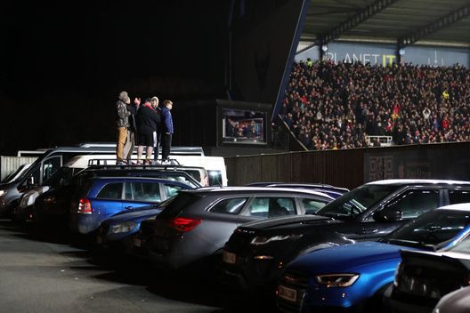 (Photo by Catherine Ivill/Getty Images) FA Cup: tifosi dell’Oxford assistono al match contro l’Arsenal dal tetto di un furgone- immagine 2