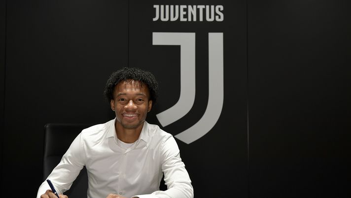 TURIN, ITALY - NOVEMBER 21: Juan Cuadrado extends contract with Juventus on November 21, 2019 in Turin, Italy. (Photo by Daniele Badolato - Juventus FC/Juventus FC via Getty Images) 