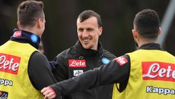 FOTO Chiriches torna a Napoli in compagnia del figlio: “O’ scunizz e turnato a casa”