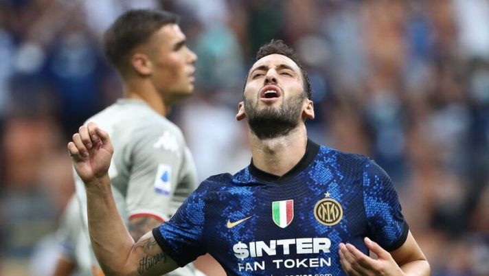 MILAN, ITALY - AUGUST 21: Hakan Calhanoglu of FC Internazionale reacts during the Serie A match between FC Internazionale v Genoa CFC at Stadio Giuseppe Meazza on August 21, 2021 in Milan, Italy. (Photo by Marco Luzzani/Getty Images) I voti ufficiali al fantacalcio: super voto a Calhanoglu! Djuricic e Dzeko più di Zaccagni - immagine 1