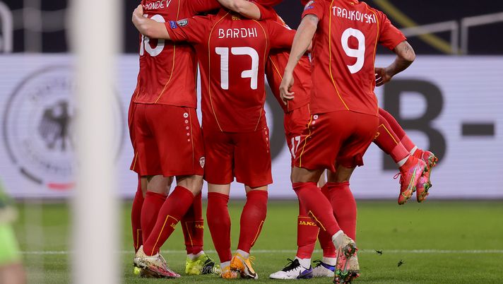 DUISBURG, GERMANY - MARCH 31: Goran Pandev of North Macedonia celebrates with team mates after scoring their side's first goalduring the FIFA World Cup 2022 Qatar qualifying match between Germany and North Macedonia at Schauinsland-Reisen-Arena on March 31, 2021 in Duisburg, Germany. Sporting stadiums around Germany remain under strict restrictions due to the Coronavirus Pandemic as Government social distancing laws prohibit fans inside venues resulting in games being played behind closed doors. (Photo by Alex Grimm/Getty Images) Quando la Macedonia vinse in Germania: “I tedeschi erano furiosi, non ci hanno fatto neanche i complimenti” - immagine 1