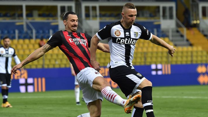 PARMA, ITALY - APRIL 10: Zlatan Ibrahimovic of AC Milan and Jasmin Kurtic of Parma Calcio in action during the Serie A match between Parma Calcio and AC Milan at Stadio Ennio Tardini on April 10, 2021 in Parma, Italy. Sporting stadiums around Italy remain under strict restrictions due to the Coronavirus Pandemic as Government social distancing laws prohibit fans inside venues resulting in games being played behind closed doors. (Photo by Giuseppe Bellini/Getty Images) PARMA, ITALY - APRIL 10: Zlatan Ibrahimovic of AC Milan and Jasmin Kurtic of Parma Calcio in action during the Serie A match between Parma Calcio and AC Milan at Stadio Ennio Tardini on April 10, 2021 in Parma, Italy. Sporting stadiums around Italy remain under strict restrictions due to the Coronavirus Pandemic as Government social distancing laws prohibit fans inside venues resulting in games being played behind closed doors. (Photo by Giuseppe Bellini/Getty Images)