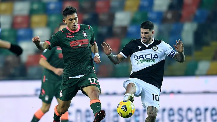 UDINE, ITALY - DECEMBER 15: Salvatore Molina of FC Crotone  competes for the ball with Rodrigo de Paul of Udinese Calcio during the Serie A match between Udinese Calcio and FC Crotone at Dacia Arena on December 15, 2020 in Udine, Italy. (Photo by Alessandro Sabattini/Getty Images)