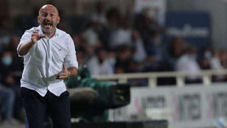 BERGAMO, ITALY - SEPTEMBER 11: ACF Fiorentina coach Vincenzo Italiano issues instructions to his players during the Serie A match between Atalanta BC and ACF Fiorentina at Gewiss Stadium on September 11, 2021 in Bergamo, Italy. (Photo by Emilio Andreoli/Getty Images) BERGAMO, ITALY - SEPTEMBER 11: ACF Fiorentina coach Vincenzo Italiano issues instructions to his players during the Serie A match between Atalanta BC and ACF Fiorentina at Gewiss Stadium on September 11, 2021 in Bergamo, Italy. (Photo by Emilio Andreoli/Getty Images)