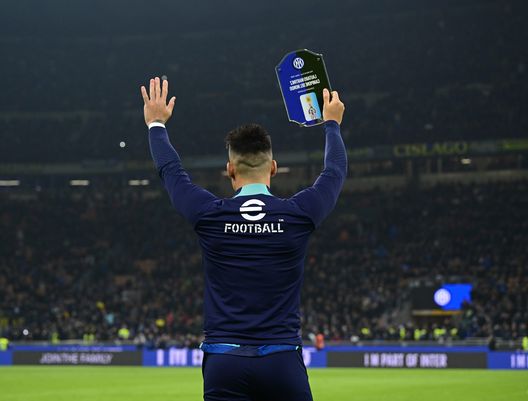 Getty Images Lautaro premiato dal presidente Zhang per la vittoria del Mondiale prima di Inter-Napoli- immagine 3