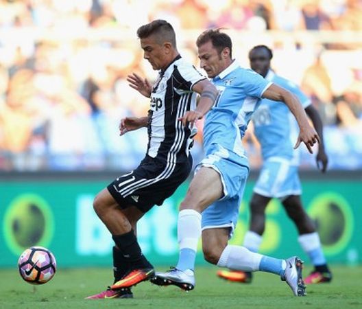 Lazio-Juventus, Radu e Dybala si contrastano Lazio-Juventus, Radu e Dybala si contrastano