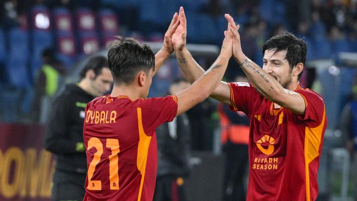 ROME, ITALY - JANUARY 03: Paulo Dybala of AS Roma celebrates after scoring the second goal for his team during the Coppa Italia Round of 16 match between AS Roma and Cremonese at Stadio Olimpico on January 03, 2024 in Rome, Italy. (Photo by Fabio Rossi/AS Roma via Getty Images) Azmoun ‘sfotte’ Dybala: “Non ti prenderò il pallone, ho fatto più triplette di te” - immagine 1