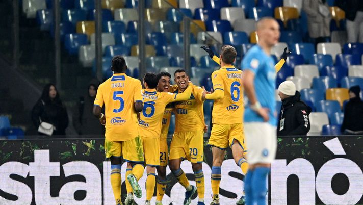 NAPLES, ITALY - DECEMBER 19: Walid Cheddira of Frosinone Calcio celebrates with teammates after scoring their team's third goal during the Coppa Italia - Round of 16 match between SSC Napoli and Frosinone Calcio at Stadio Diego Armando Maradona on December 19, 2023 in Naples, Italy. (Photo by Francesco Pecoraro/Getty Images) Mastroianni: “Frosinone? Sarà un match diverso rispetto a quello di Coppa Italia” - immagine 1