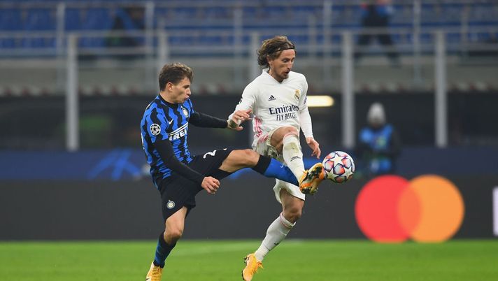 MILAN, ITALY - NOVEMBER 25: Nicolo Barella of FC Internazionale competes for the ball with Luka Modric of Real Madrid during the UEFA Champions League Group B stage match between FC Internazionale and Real Madrid at Stadio Giuseppe Meazza on November 25, 2020 in Milan, Italy. (Photo by Claudio Villa - Inter/Inter via Getty Images) MILAN, ITALY - NOVEMBER 25: Nicolo Barella of FC Internazionale competes for the ball with Luka Modric of Real Madrid during the UEFA Champions League Group B stage match between FC Internazionale and Real Madrid at Stadio Giuseppe Meazza on November 25, 2020 in Milan, Italy. (Photo by Claudio Villa - Inter/Inter via Getty Images)