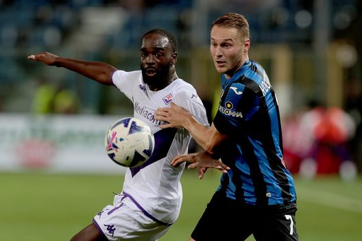 BERGAMO, ITALY - OCTOBER 02: Teun Koopmeiners of Atalanta battles for possession with Jonathan Ikone of Fiorentina during the Serie A match between Atalanta BC and ACF Fiorentina at Gewiss Stadium on October 02, 2022 in Bergamo, Italy. (Photo by Emilio Andreoli/Getty Images) Italiano le prova tutte, ma l’attacco è da zona retrocessione- immagine 2