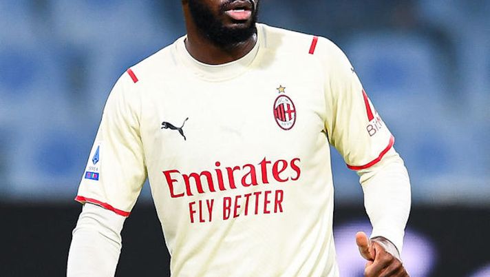 GENOA, ITALY - DECEMBER 1: Fikayo Tomori of Milan looks on during the Serie A match between Genoa CFC and AC Milan at Stadio Luigi Ferraris on December 1, 2021 in Genoa, Italy. (Photo by Getty Images) Milan, l’esito dei nuovi controlli per Tomori e cosa filtra sul ritorno in campo - immagine 1