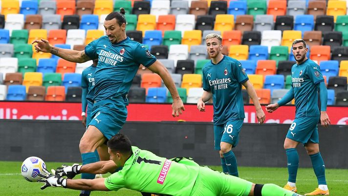 UDINE, ITALY - NOVEMBER 01: Zlatan Ibrahimovic of AC Milan competes for the ball with Juan Musso of Udinese Calcio during the Serie A match between Udinese Calcio and AC Milan at Dacia Arena on November 01, 2020 in Udine, Italy. (Photo by Alessandro Sabattini/Getty Images) 
