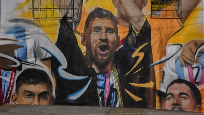 Argentina, gigantesco murale per la festa Mondiale: c’è Dybala accanto a Messi – FOTO - immagine 1