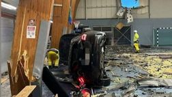 VIDEO, Terribile incidente per Kiyine: l’auto decolla e finisce in una palestra