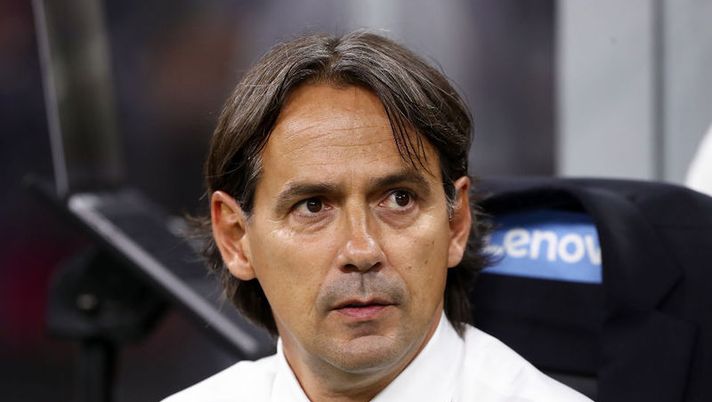 MILAN, ITALY - AUGUST 20: Simone Inzaghi, Head Coach of FC Internazionale, looks on prior to kick off of the Serie A match between FC Internazionale and Spezia Calcio at Stadio Giuseppe Meazza on August 20, 2022 in Milan, Italy. (Photo by Marco Luzzani/Getty Images) Inzaghi: “Quando torna Lukaku! Come sta Bastoni, così vedo Gosens e Acerbi” - immagine 1
