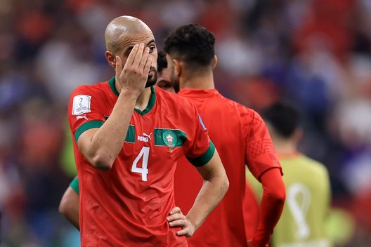 AL KHOR, QATAR - DECEMBER 14: Sofyan Amrabat of Morocco looks dejected after their sides' elimination from the tournament during the FIFA World Cup Qatar 2022 semi final match between France and Morocco at Al Bayt Stadium on December 14, 2022 in Al Khor, Qatar. (Photo by Buda Mendes/Getty Images) Sirene inglesi per Amrabat, ma la Fiorentina prepara la contromossa- immagine 2