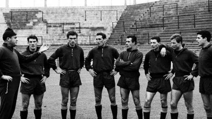 Bearzot e Ferrini con i compagni al Filadelfia