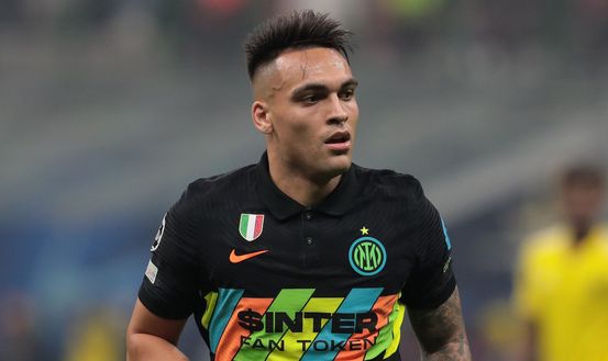 Getty Images Lautaro Martinez nella sede dell’Inter: ha firmato il contratto fino al 2026- immagine 2