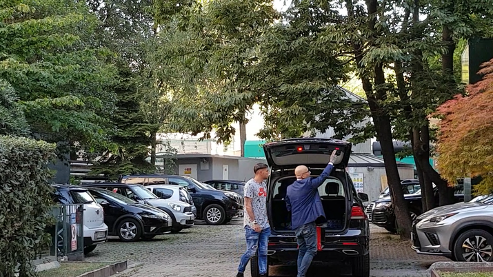 Theo Hernandez arriva alla clinica "La Madonnina" (credits: pianetamilan.it) 