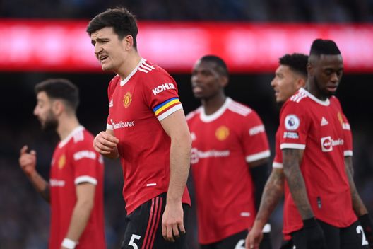 MANCHESTER, ENGLAND - MARCH 06: Harry Maguire of Manchester United reacts after Riyad Mahrez of Manchester City scores their sides third goal during the Premier League match between Manchester City and Manchester United at Etihad Stadium on March 06, 2022 in Manchester, England. (Photo by Laurence Griffiths/Getty Images) Follia a Manchester: Maguire denuncia la minaccia di una bomba nel giardino di casa- immagine 2