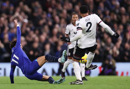 LONDON, ENGLAND - JANUARY 12: Joao Felix of Chelsea tackles Kenny Tete of Fulham which results in a red card during the Premier League match between Fulham FC and Chelsea FC at Craven Cottage on January 12, 2023 in London, England. (Photo by Ryan Pierse/Getty Images) Joao Felix, esordio da incubo: migliore in campo poi rosso e Chelsea sconfitto dal Fulham- immagine 2