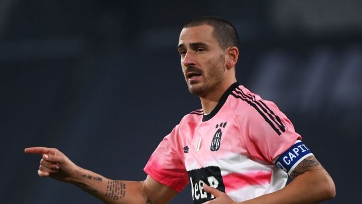 Juventus' Italian defender Leonardo Bonucci gestures during the Italian Serie A football match Juventus vs Verona at the Allianz Stadium in Turin, on October 25, 2020. (Photo by MARCO BERTORELLO / AFP) (Photo by MARCO BERTORELLO/AFP via Getty Images) Gazzetta: “Bonucci da valutare verso la Polonia: ha un problema agli adduttori” - immagine 1