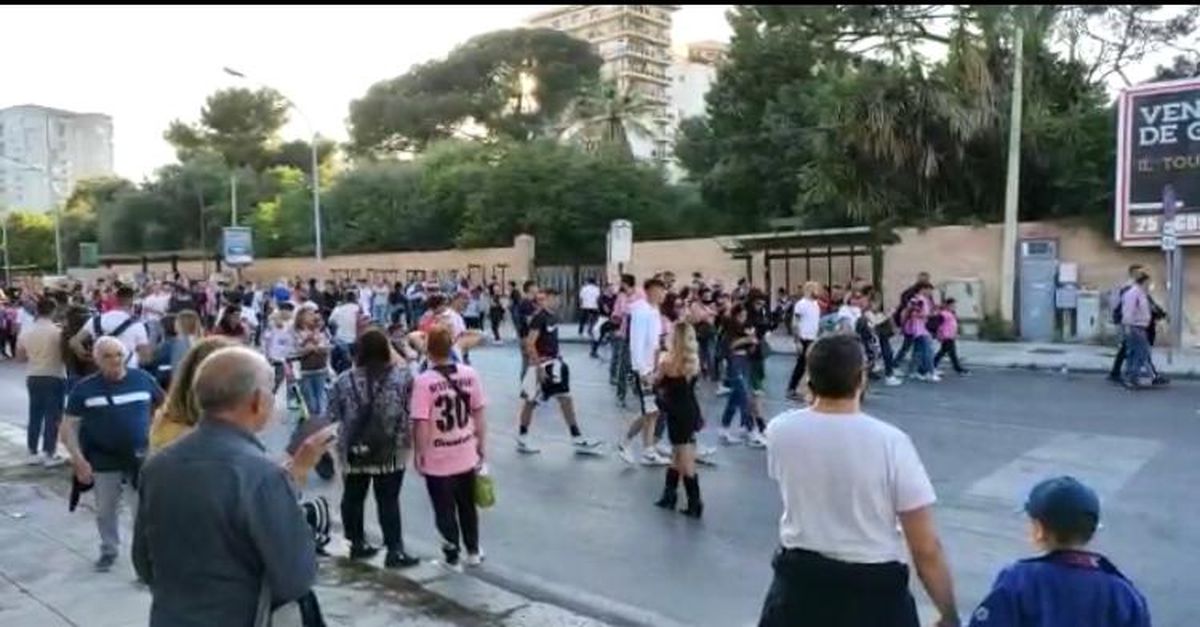 VIDEO Palermo Virtus Entella, arrivano gli ultras, cori e tamburi prima dei cancelli