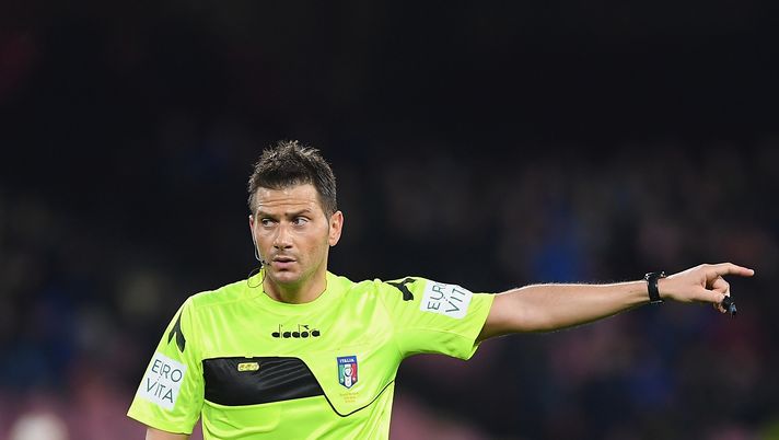 NAPLES, ITALY - APRIL 07: Referee Fabrizio Pasqua during the Serie A match between SSC Napoli and Genoa CFC at Stadio San Paolo on April 7, 2019 in Naples, Italy.  (Photo by Francesco Pecoraro/Getty Images) 