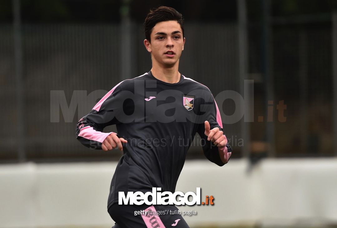  PALERMO, ITALY - NOVEMBER 16:  Kevin Cannavo' of US Citta' di Palermo juvenile team in action during a training session at Pietro Pisani sport sport center on November 16, 2016 in Palermo, Italy.  (Photo by Tullio M. Puglia/Getty Images) 