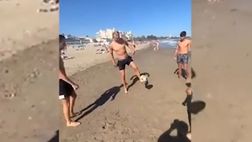 VIDEO/ Haaland palleggia coi ragazzini sulla spiaggia a Marbella