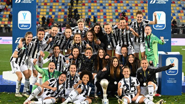 FROSINONE, ITALY - JANUARY 08: Juventus Women celebrate winning the Supercup Final during the Women Supercup Final match between Juventus and AC Milan at Stadio Benito Stirpe on January 8, 2022 in Frosinone, Italy. (Photo by Juventus FC/Juventus FC via Getty Images) Femminile, Juve caso da studiare: alle avversarie nemmeno le briciole - immagine 1