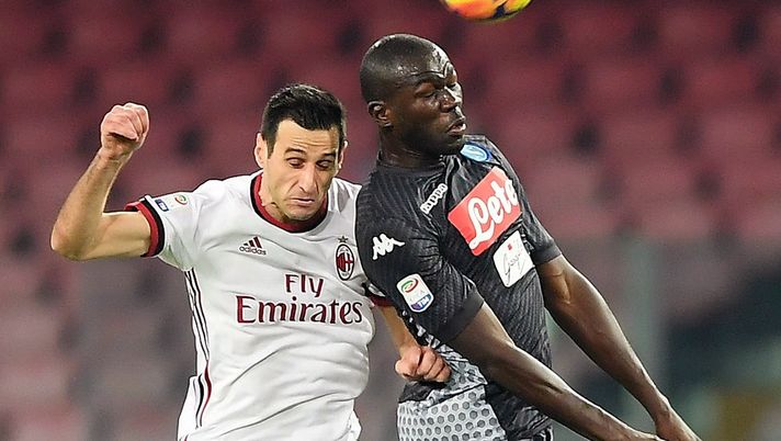 Nikola Kalinic e Kalidou Koulibaly durante Napoli-Milan (credits: GETTY Images) 