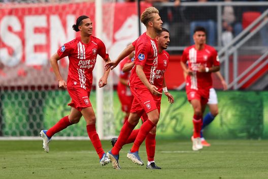 ENSCHEDE, NETHERLANDS - JULY 22: Michel Vlap of Enschede (C) celebrates the first goal and 1-1 with his team mates during the Pre-Season friendly match between Twente Enschede and FC Schalke 04 at De Grolsch Veste Stadium on July 22, 2022 in Enschede, Netherlands. (Photo by Christof Koepsel/Getty Images) Fiorentina Twente