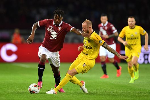 TURIN, ITALY - AUGUST 08: Soualiho Meite (L) of Torino FC is challenged by Ruslan Khadarkevich of FC Shakhtyor during the UEFA Europa League Third Qualifying Round First Leg fixture between Torino FC and FC Shakhtyorat at Olimpico Stadium on August 8, 2019 in Turin, Italy. (Photo by Valerio Pennicino/Getty Images) TURIN, ITALY - AUGUST 08: Soualiho Meite (L) of Torino FC is challenged by Ruslan Khadarkevich of FC Shakhtyor during the UEFA Europa League Third Qualifying Round First Leg fixture between Torino FC and FC Shakhtyorat at Olimpico Stadium on August 8, 2019 in Turin, Italy. (Photo by Valerio Pennicino/Getty Images)