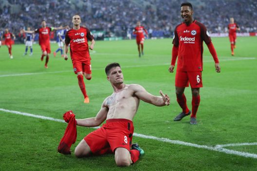 GELSENKIRCHEN, GERMANY - APRIL 18: Luka Jovic of Frankfurt celebrates his team's first goal with team mates during the DFB Cup Semi Final match between FC Schalke 04 and Eintracht Frankfurt at Veltins-Arena on April 18, 2018 in Gelsenkirchen, Germany. (Photo by Alex Grimm/Bongarts/Getty Images) Jovic