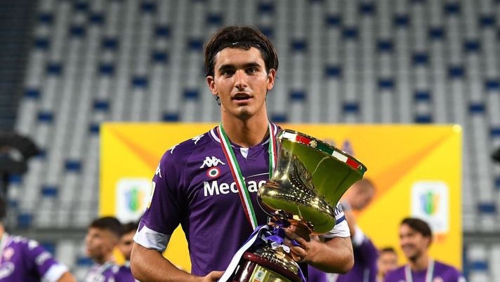 REGGIO NELL'EMILIA, ITALY - AUGUST 26:  Eduard Dutu of ACF Fiorentina celebrates with the trophy during the Primavera TIM Cup Final match between Hellas Verona and ACF Fiorentina at Mapei Stadium - Citta' del Tricolore on August 26, 2020 in Reggio nell'Emilia, Italy. (Photo by Alessandro Sabattini/Getty Images) 