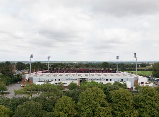 BOURNEMOUTH, ENGLAND - AUGUST 30: (EDITORS NOTE: This photograph was taken using a drone) An aerial view of Vitality Stadium on August 30, 2022 in Bournemouth, England. (Photo by Ryan Pierse/Getty Images) Las Vegas pronta a sbarcare in Premier: scommessa sul Bournemouth - immagine 1