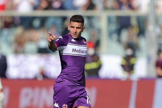 FLORENCE, ITALY - APRIL 16: Lucas Sebastián Torreira Di Pascua of ACF Fiorentina celebrates after scoring a goal during the Serie A match between ACF Fiorentina and Venezia FC at Stadio Artemio Franchi on April 17, 2022 in Florence, Italy. (Photo by Gabriele Maltinti/Getty Images) Brovarone: “Addio Torreira uno scandalo. Curioso delle idee di Commisso”- immagine 2