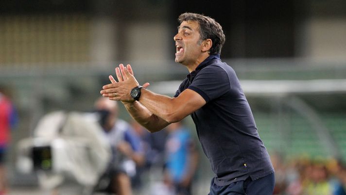 VERONA, ITALY - AUGUST 19: Hellas Verona coach Fabio Pecchia shouts to his players during the Serie A match between Hellas Verona and SSC Napoli at Stadio Marcantonio Bentegodi on August 19, 2017 in Verona, Italy. (Photo by Marco Luzzani/Getty Images) VERONA, ITALY - AUGUST 19: Hellas Verona coach Fabio Pecchia shouts to his players during the Serie A match between Hellas Verona and SSC Napoli at Stadio Marcantonio Bentegodi on August 19, 2017 in Verona, Italy. (Photo by Marco Luzzani/Getty Images)