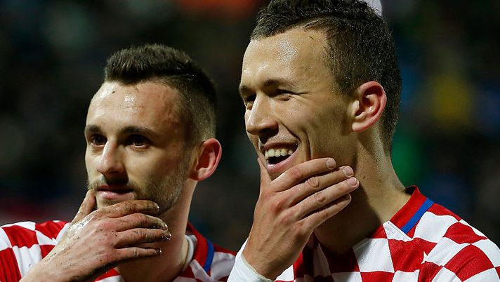 OSIJEK, CROATIA - MARCH 23: Marcelo Brozovic (L) of Croatia celebrates scoring a goal with the Ivan Perisic (R) during the International Friendly match between Croatia and Israel at stadium Gradski Vrt on March 23, 2016 in Osijek, Croatia. (Photo by Srdjan Stevanovic/Getty Images) CONSIGLI PER L’ASTA – Chi può perdere il posto: tutti i rischi al fantacalcio - immagine 1