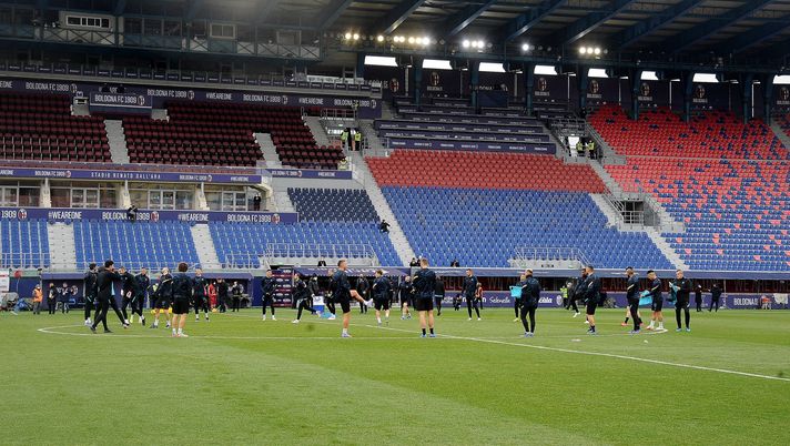 BOLOGNA, ITALY - JANUARY 06: Players of Internazionale warm up before the beginning of the Serie A match between Bologna FC and FC Internazionale at the Stadio Dall'Ara on January 06, 2022 in Bologna, Italy. The match will not take place after eight players of Bologna FC tested positive for Covid. (Photo by Mario Carlini / Iguana Press/Getty Images) UFFICIALE – Ecco il nuovo protocollo della Lega Serie A: in campo con almeno 13 giocatori - immagine 1